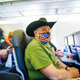 Pasajeros con mascarilla en un vuelo de American Airlines.
